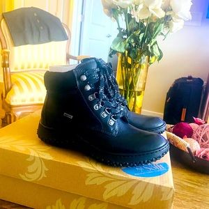 Women’s Sofft Amoret black short boot. Size 6 new